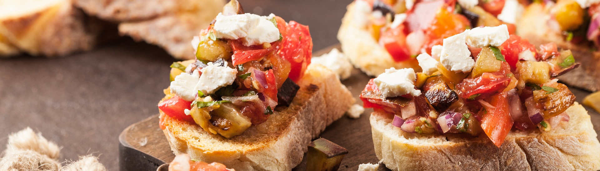 crostini di pane con caponata